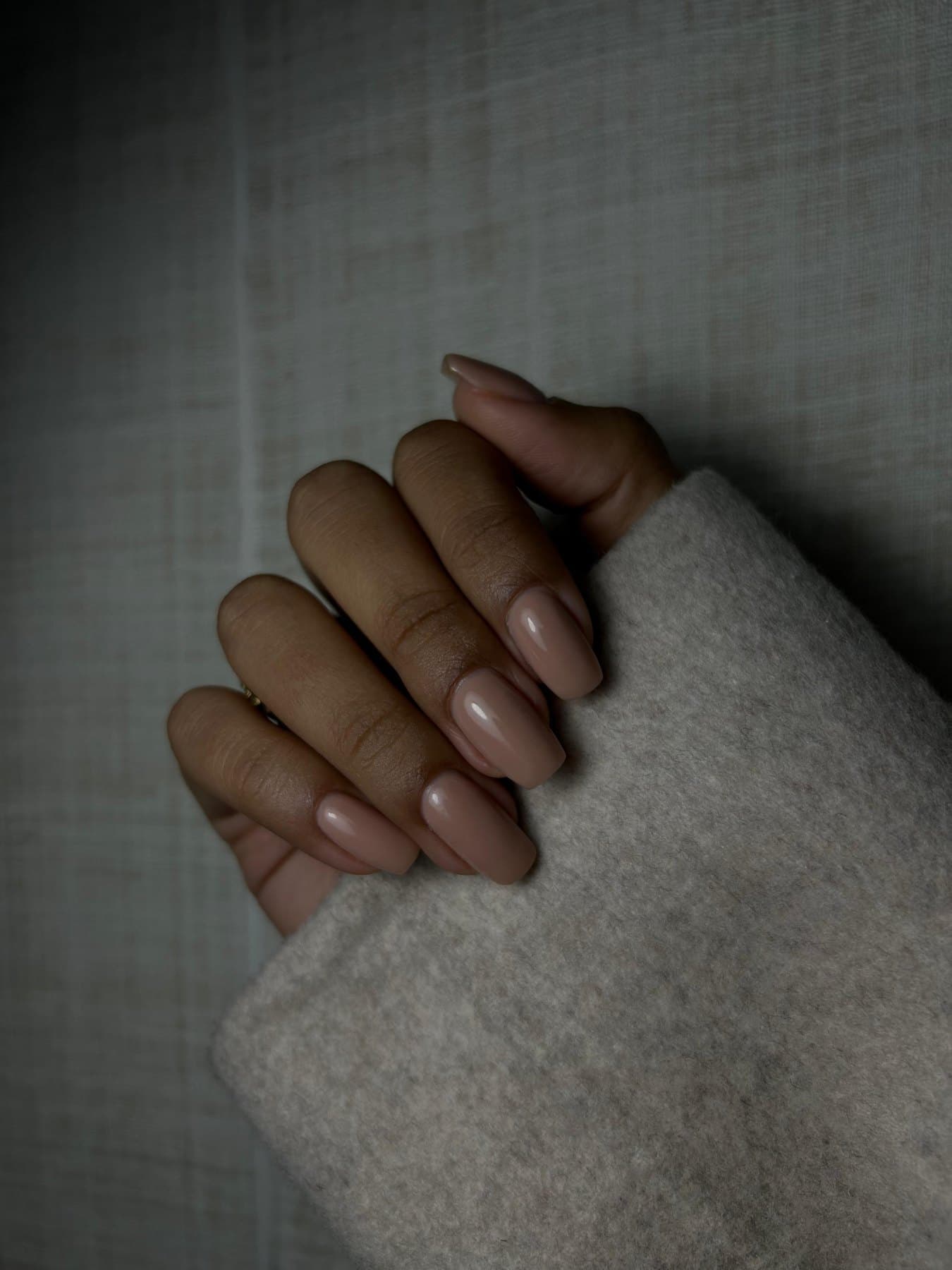 Naturel mokkakleurige BIAB nagels bij een beige gebreide trui — bekijk op Instagram