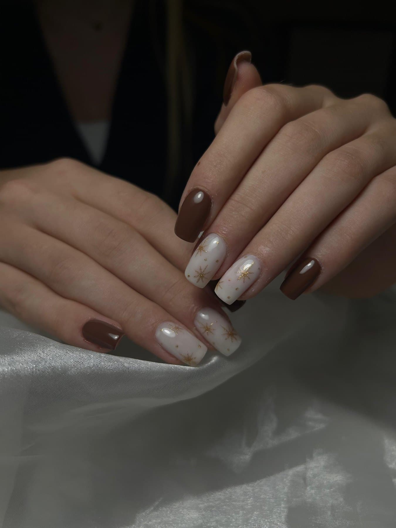 BIAB nagels in mokkabruin met parelmoer accentnagels