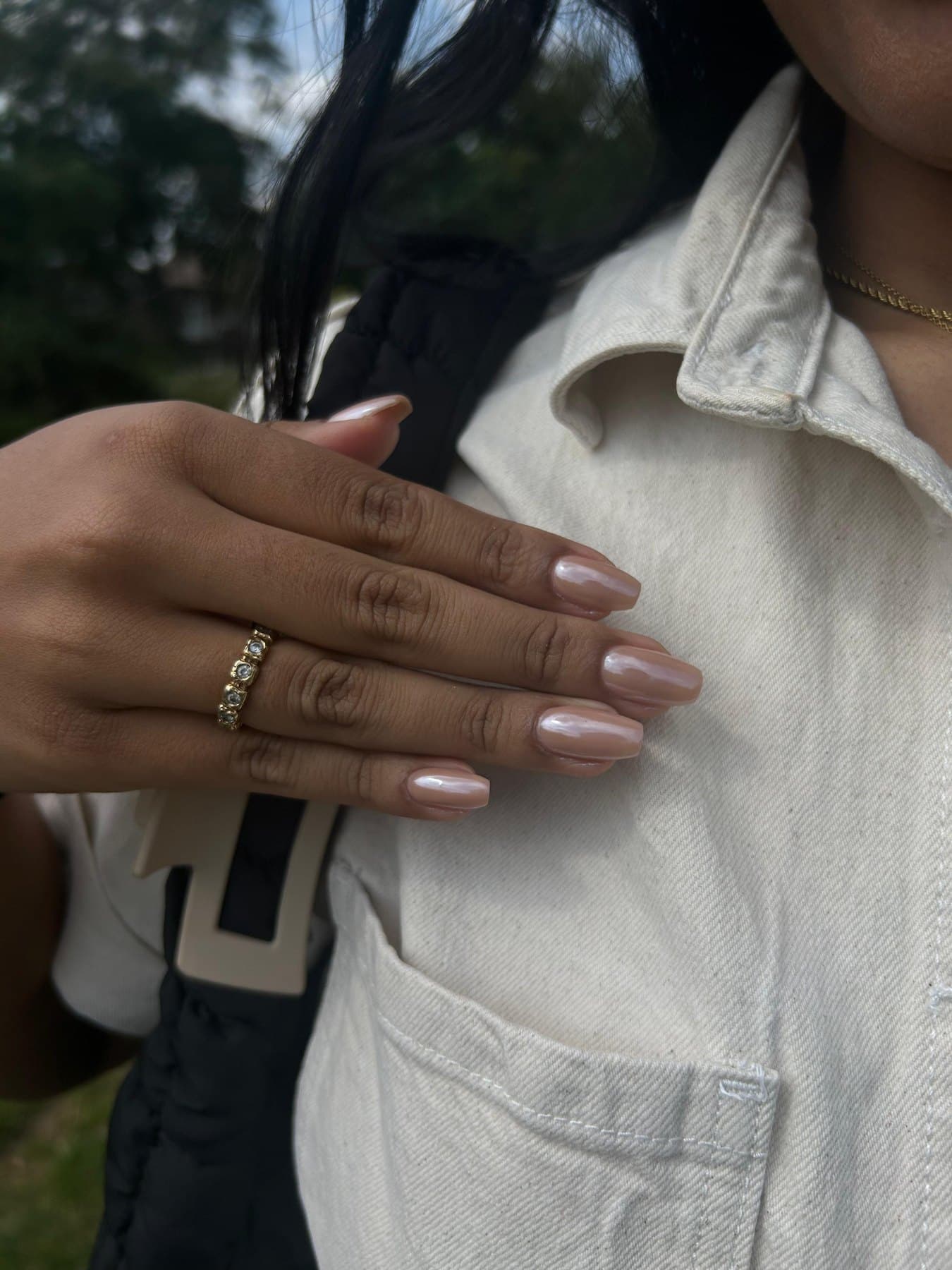 Naturel roze BIAB nagels in daglicht