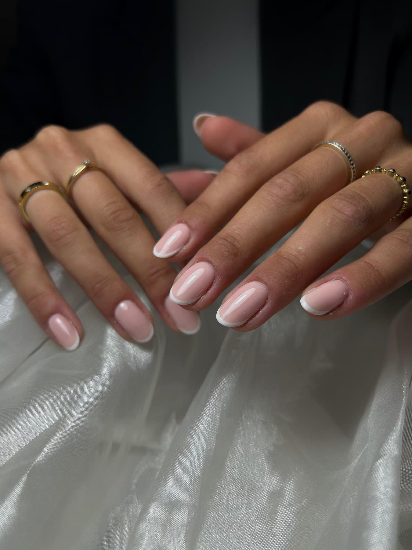 Naturel roze BIAB nagels met glanzende topcoat