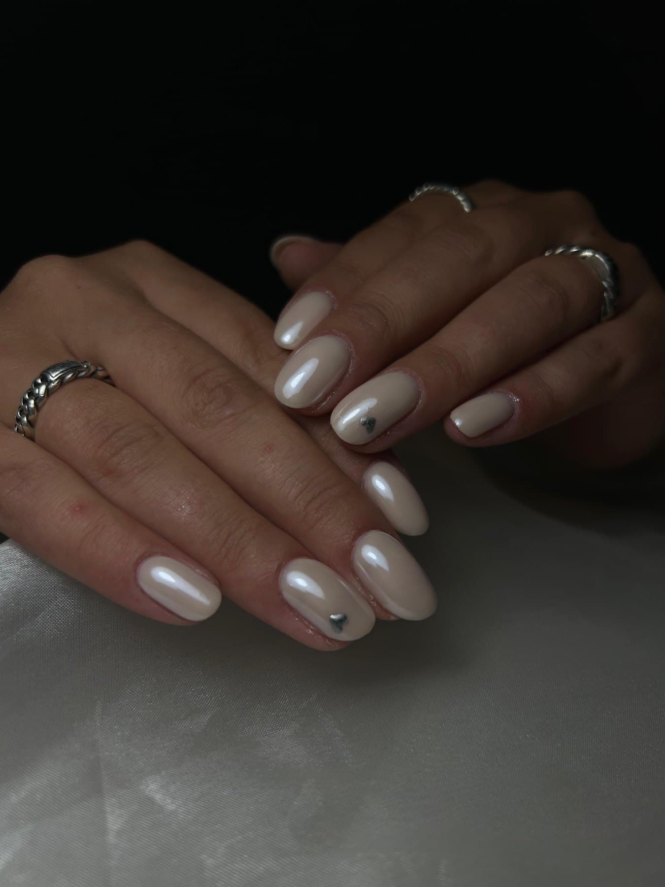 Parelmoerwitte BIAB nagels met zachte glans