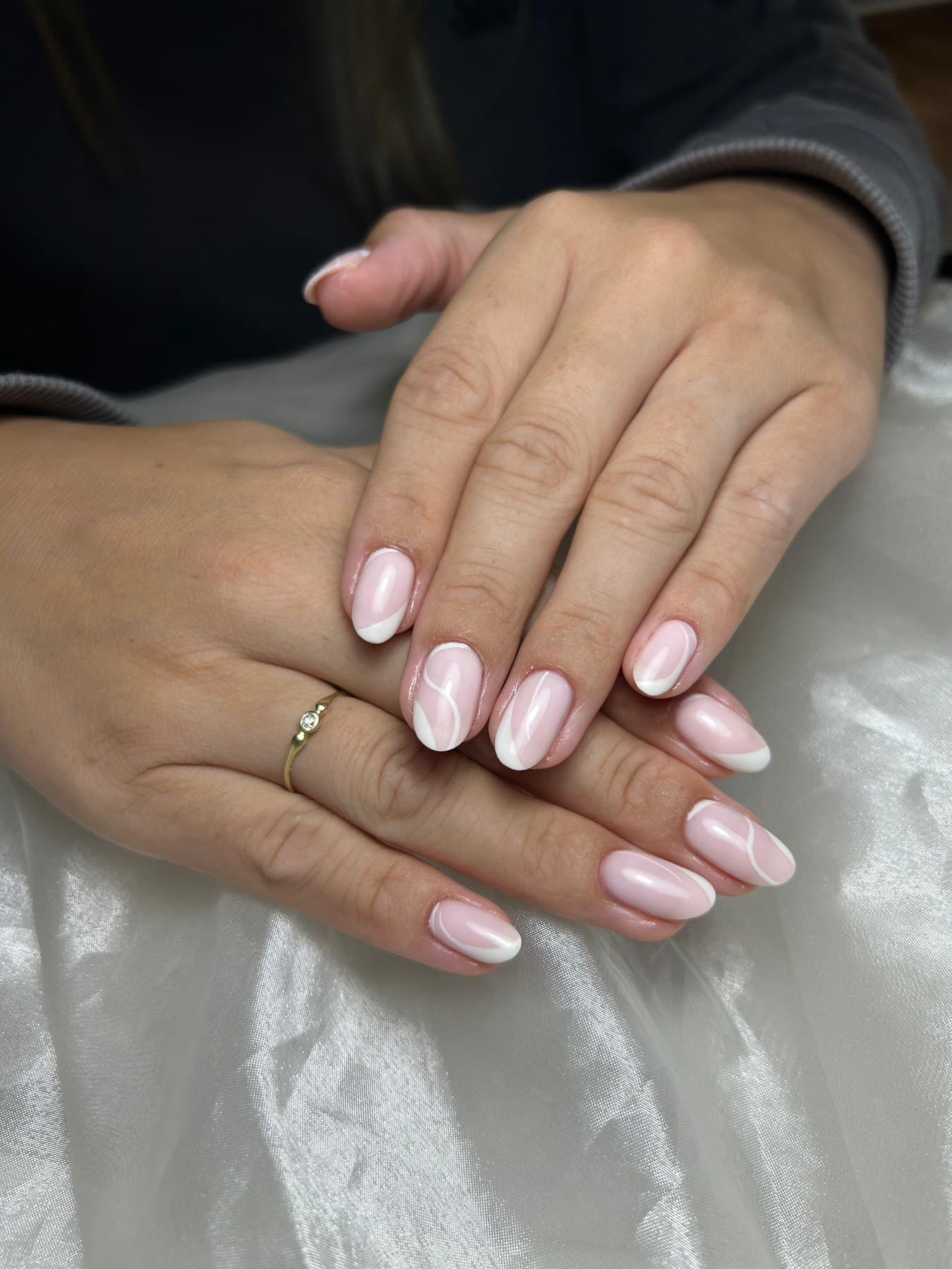 Zachtroze BIAB nagels met parelmoerfinish