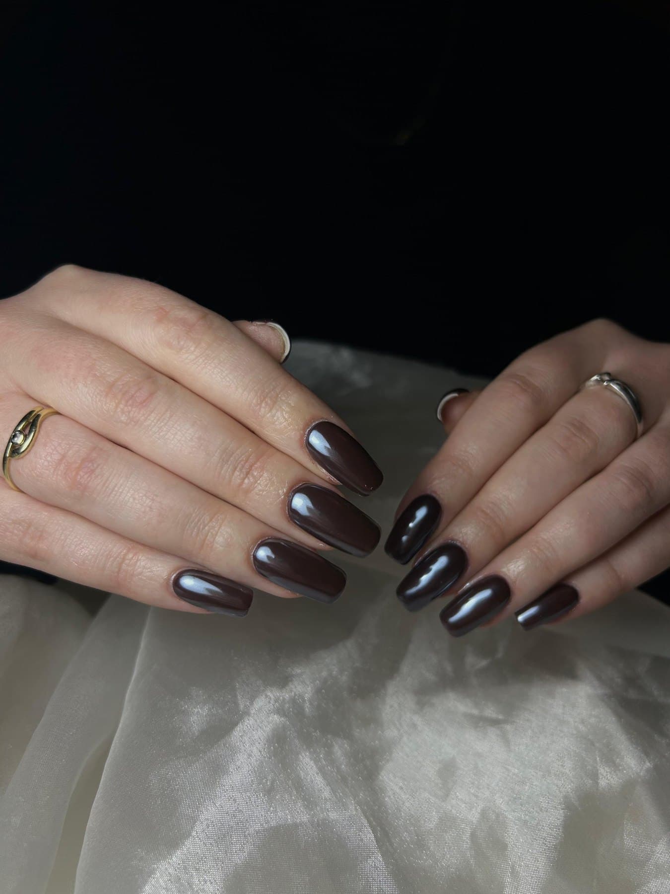 Lange amandelvormige nagels in aubergine met chrome glans — bekijk op Instagram