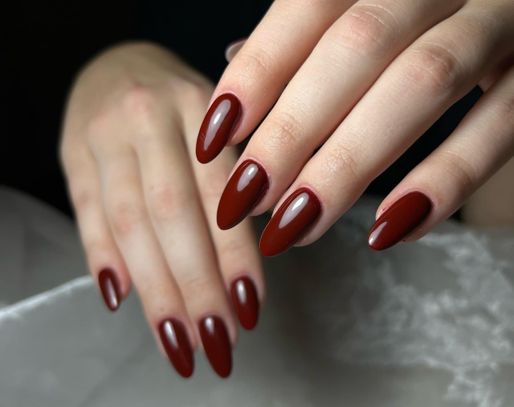 Amandelvormige nagels in diep donkerrood