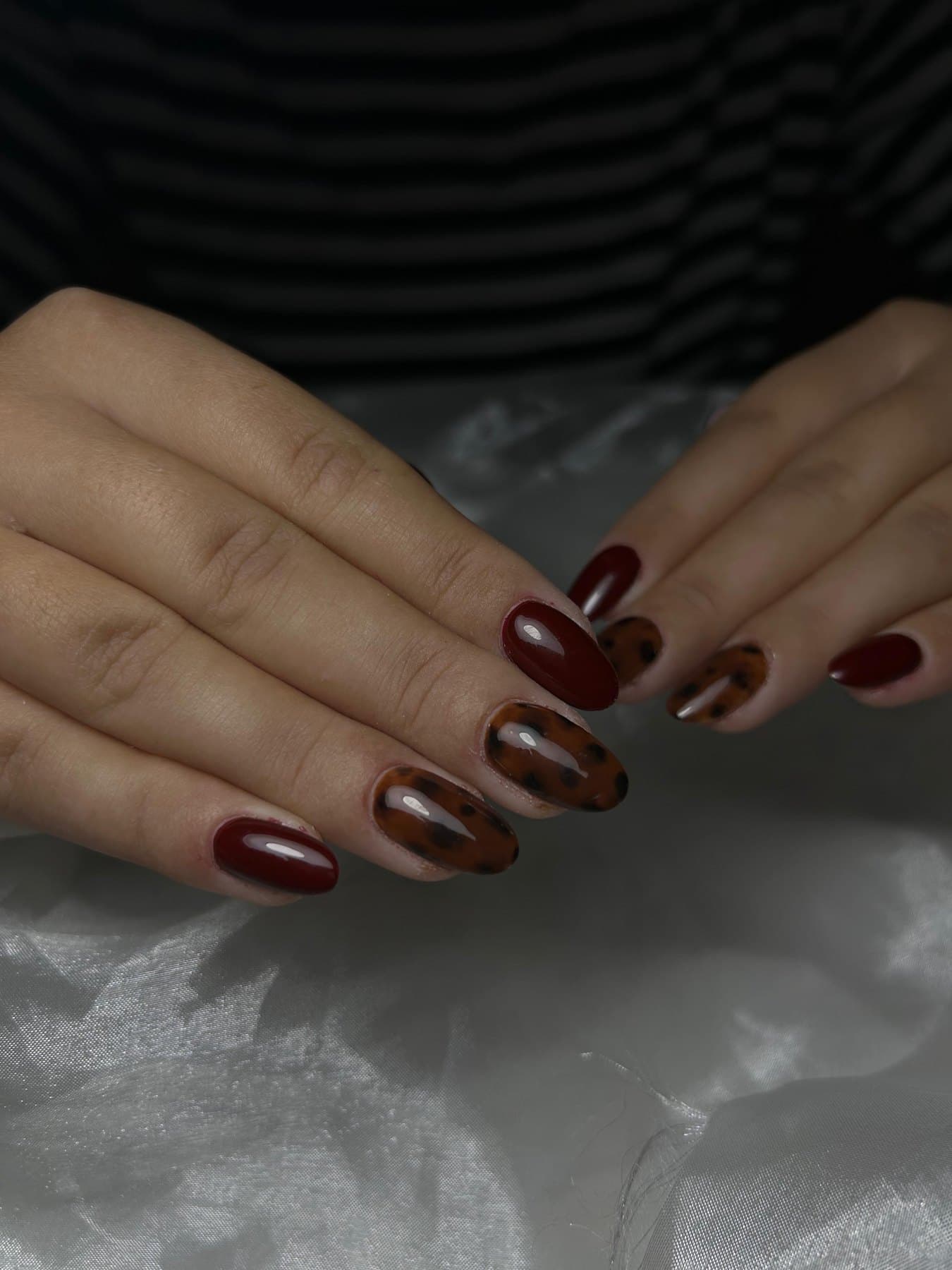 Nagels in kersenrode gellak met chrome afwerking — bekijk op Instagram