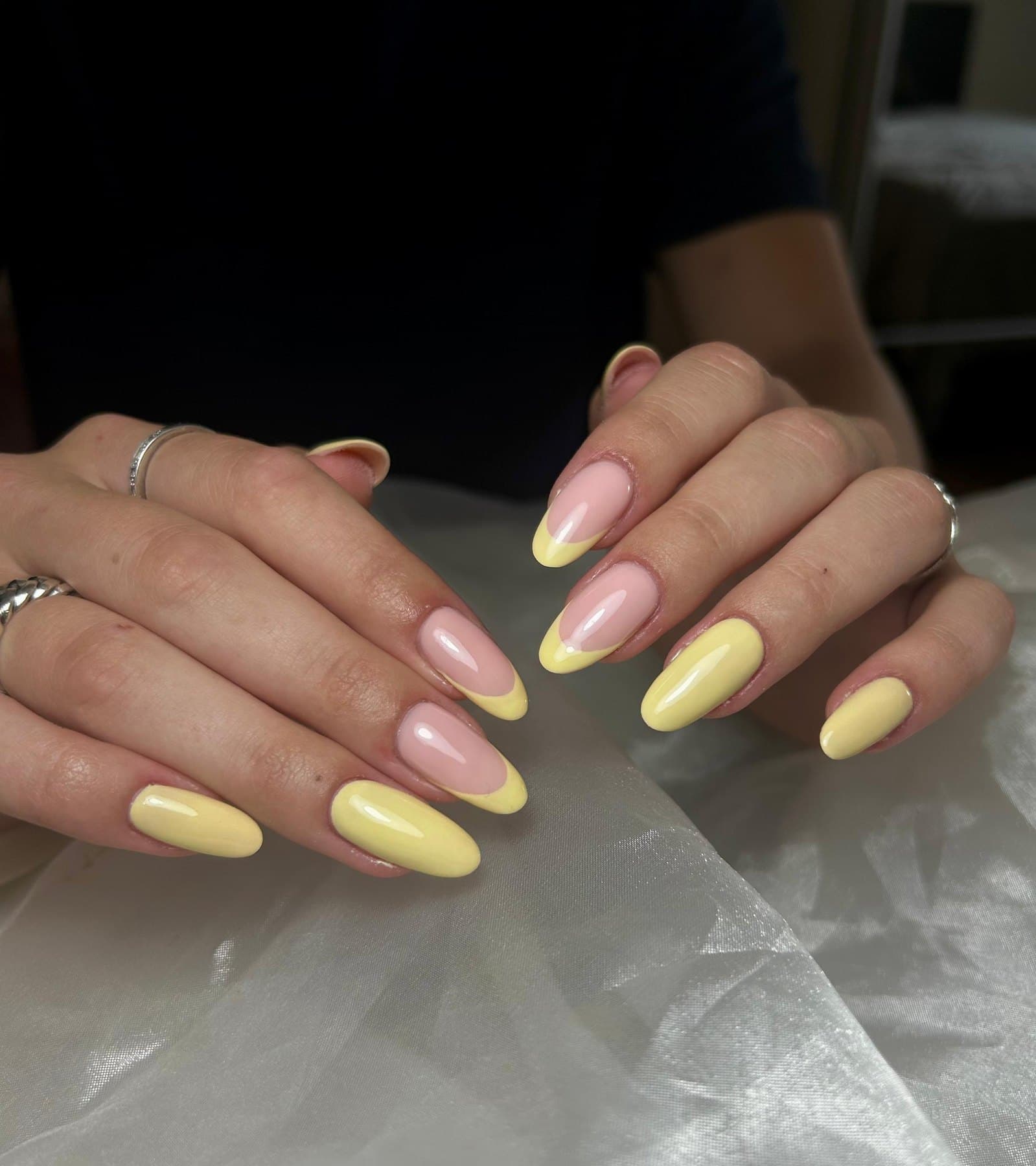 Amandelvormige gellak nagels in pastelgeel met roze chrome accent — bekijk op Instagram