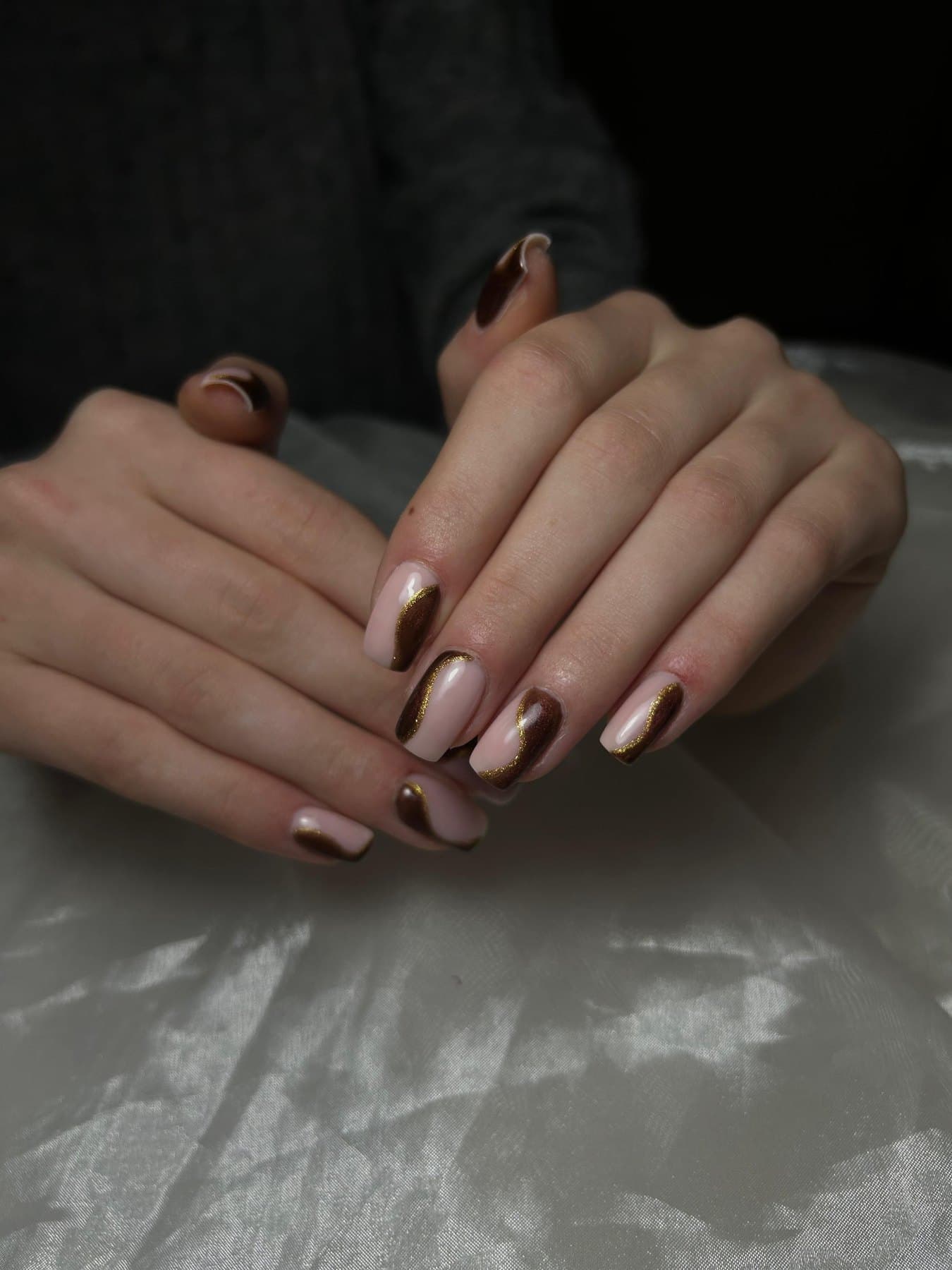 Nagels in rosé chrome met warme koperglans