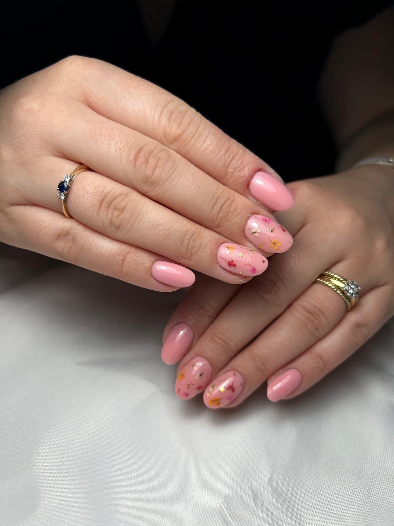 Roze nagels met fijne handgeschilderde bloemen nail art