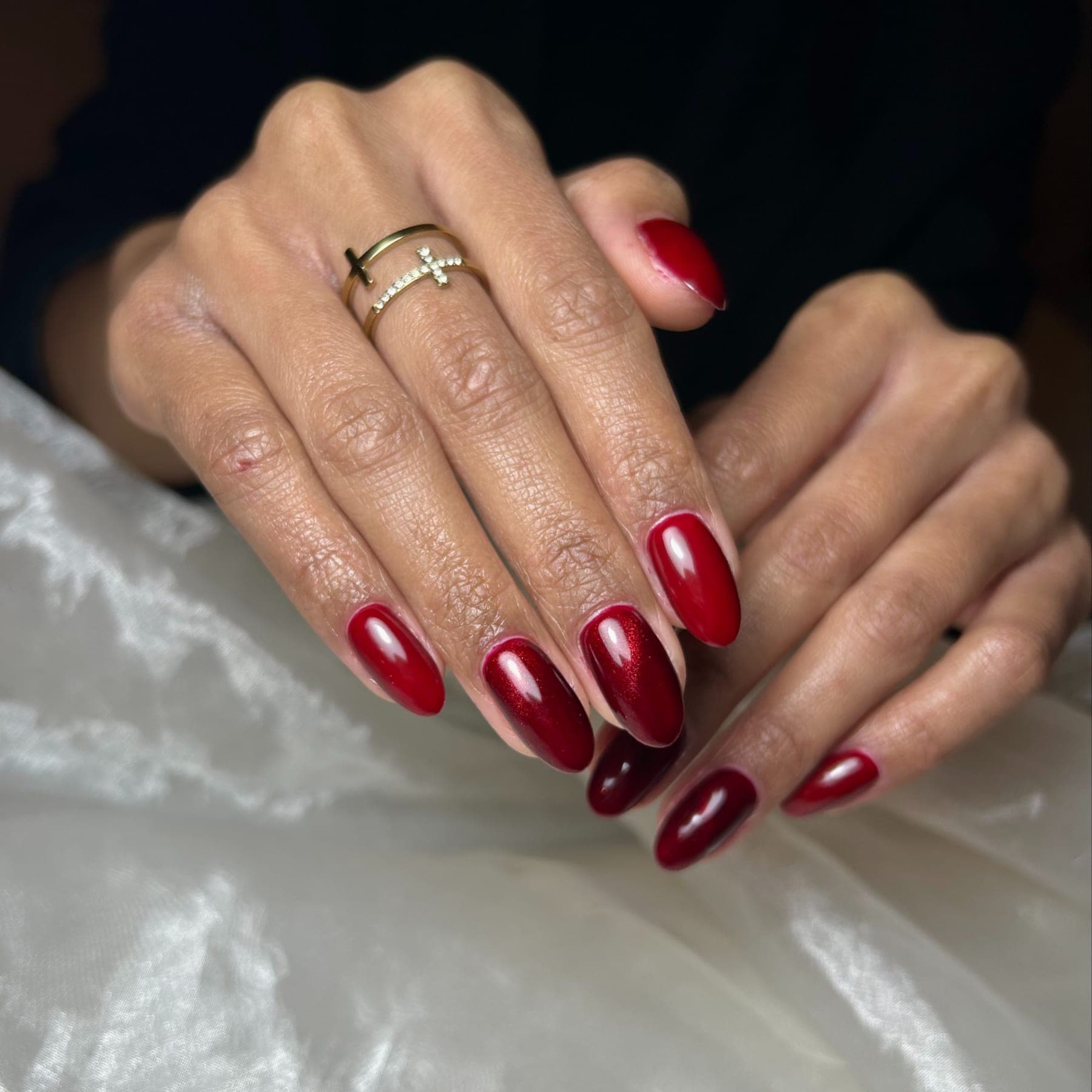 Amandelvormige nagels in diep rood met hoogglans, op satijn — bekijk op Instagram