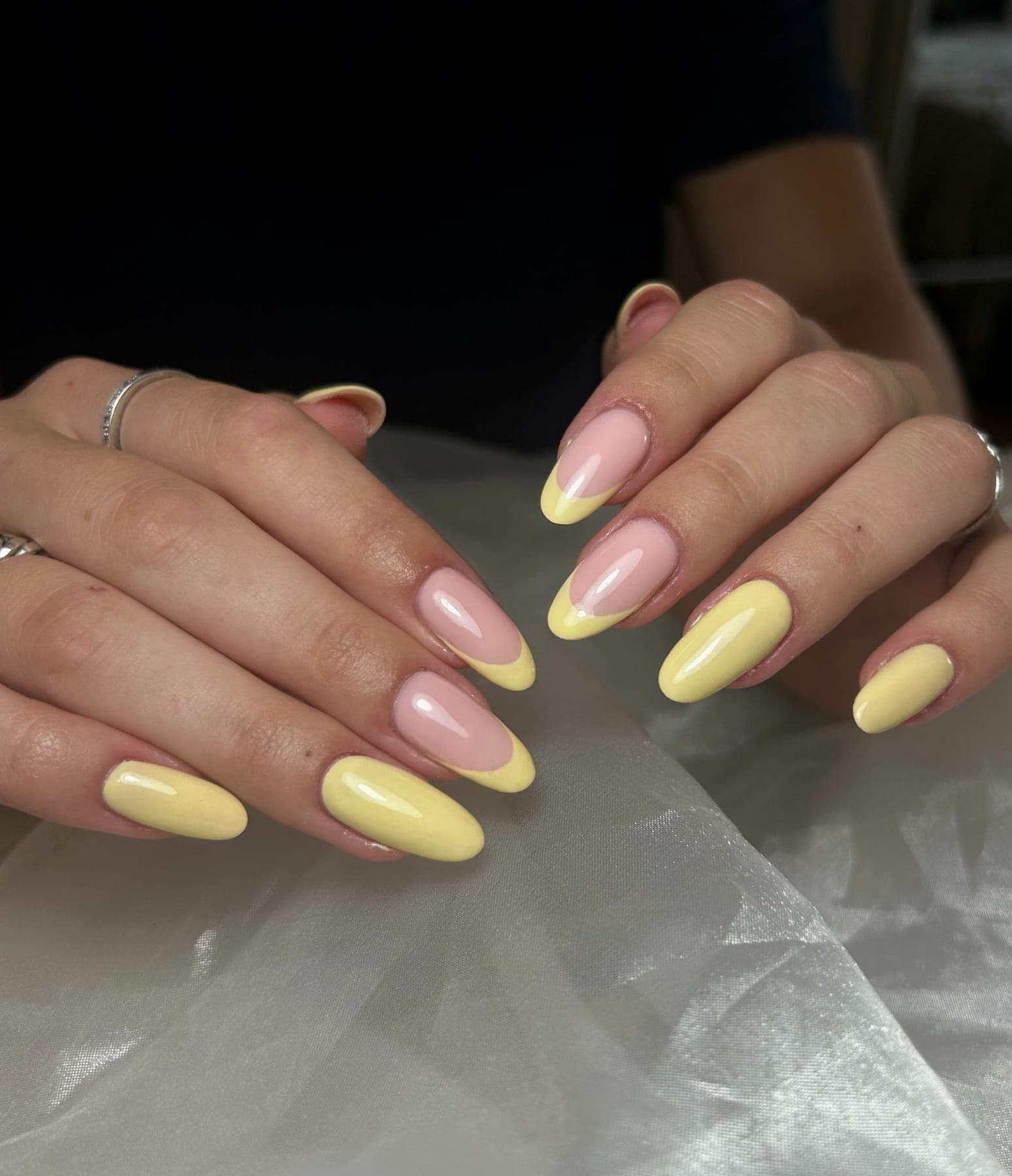 Amandelvormige nagels met pastelgele french en volvlak geel — bekijk op Instagram