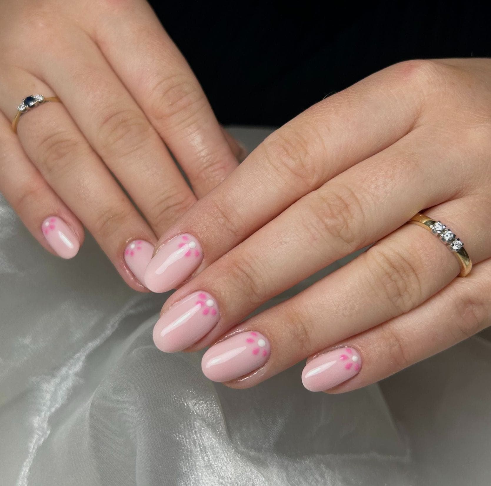 Zachtroze nagels met kleine handgeschilderde bloemetjes — bekijk op Instagram