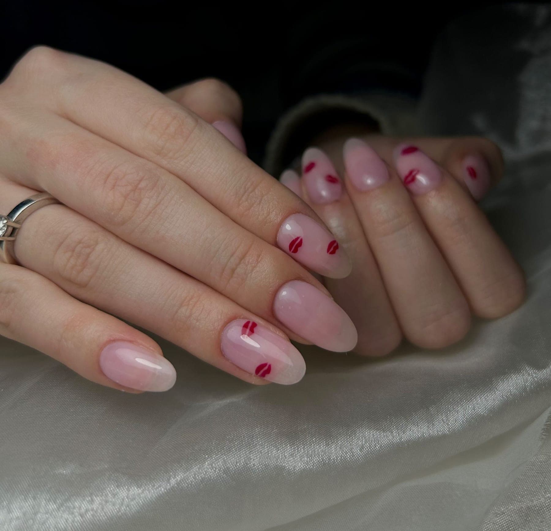 Roze nagels met kleine rode kusjes als accent — bekijk op Instagram