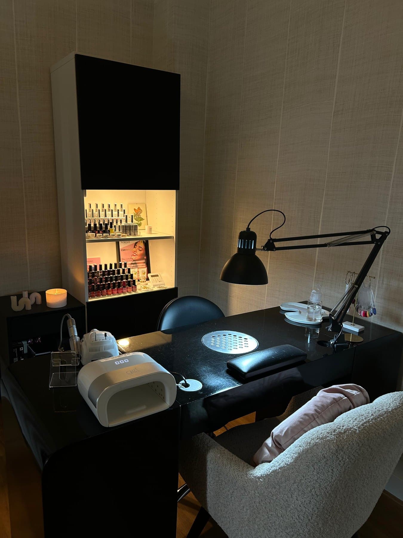 De werkplek van Lynn's Nailbar met verlichte kleurenwand